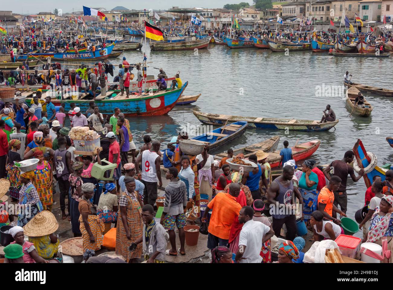 Menschen, die darauf warten, dass die Fischerboote in den Hafen kommen, Elmina, Zentralregion, Ghana Stockfoto