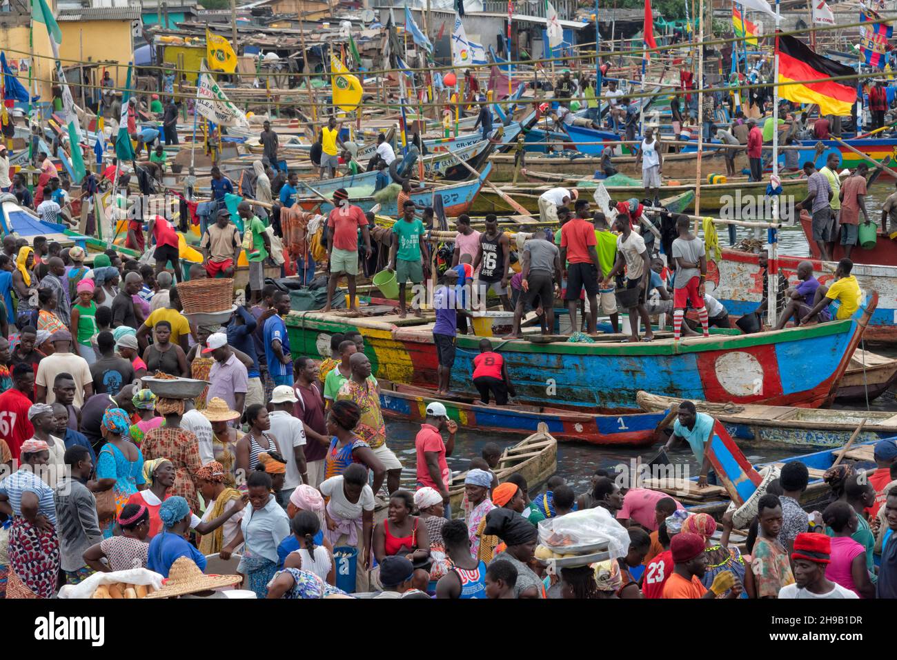 Menschen, die darauf warten, dass die Fischerboote in den Hafen kommen, Elmina, Zentralregion, Ghana Stockfoto
