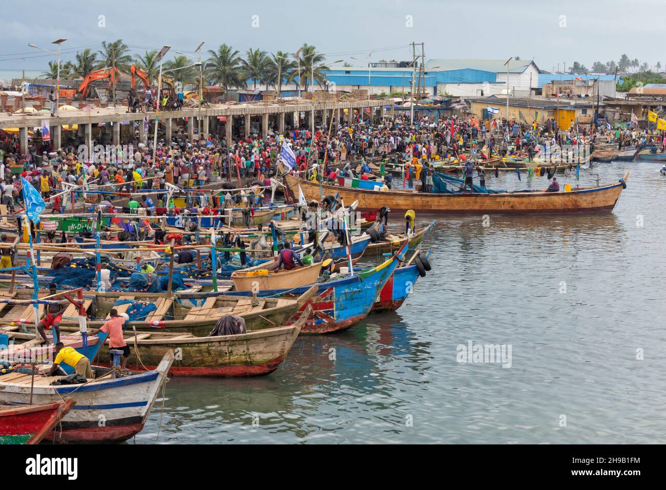 Bunte Fischerboote im Hafen, Elmina, Zentralregion, Ghana Stockfoto