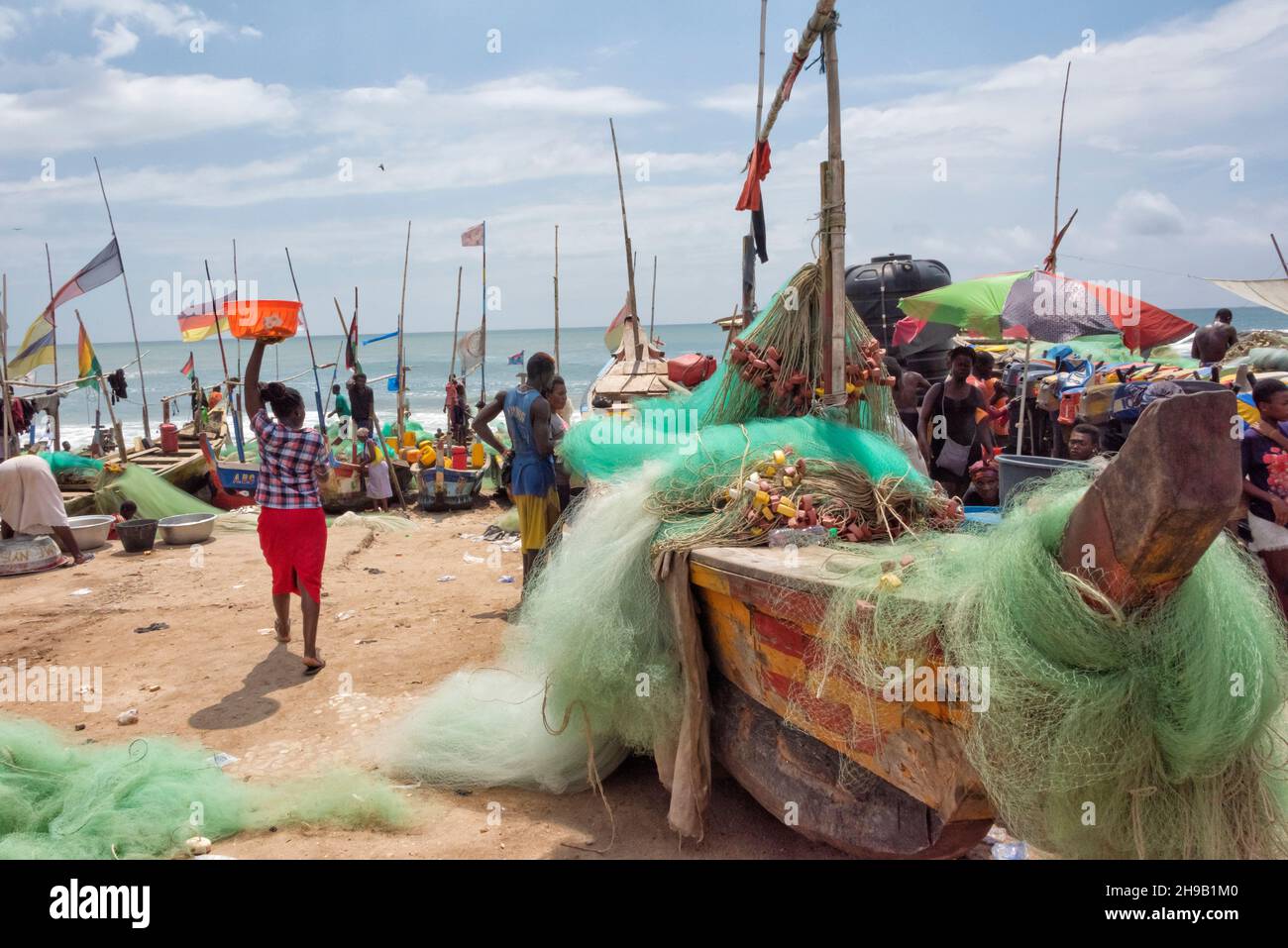 Bunte Fischerboote im Hafen, an der Cape Coast, in der Zentralregion, Ghana Stockfoto