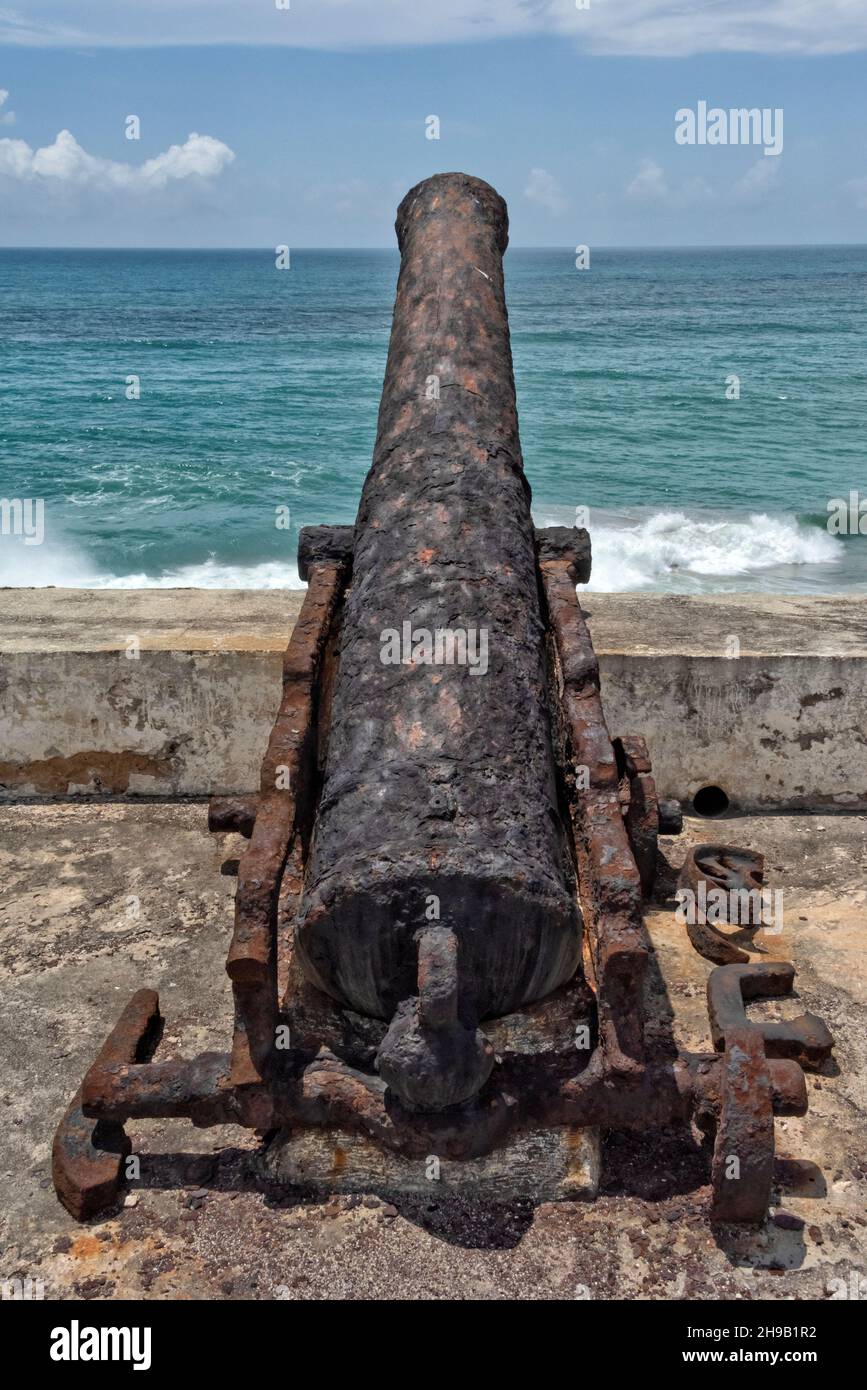 Kanonen an der Wand in Cape Coast Castle, UNESCO-Weltkulturerbe, Cape Coast, Zentralregion, Ghana Stockfoto