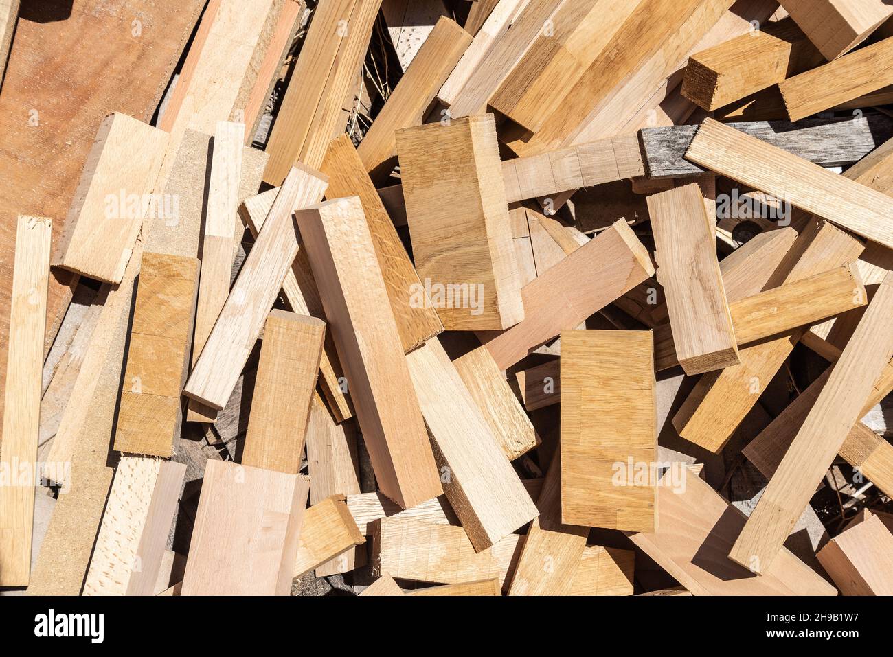 Holzreste in verschiedenen Größen, Farben und Formen Stockfoto