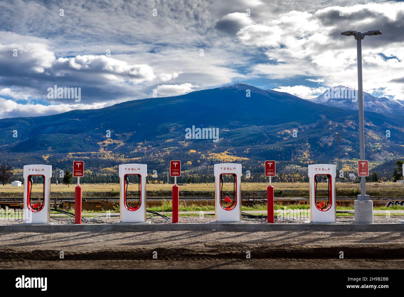 Jasper Alberta Kanada, September 29 2021: Eine Reihe von Tesla EV Car charing Stationen wird entlang der wichtigsten Hi-Way in einem belebten Touristenziel installiert. Stockfoto