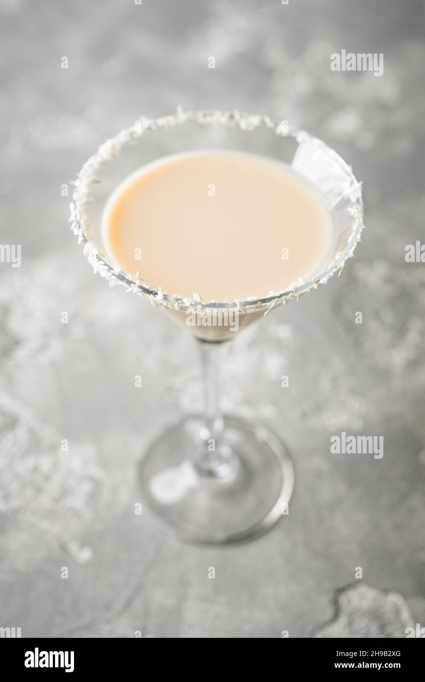 Cremiger Cocktail auf Likörbasis auf rustikalem Hintergrund. Selektiver Fokus. Geringe Schärfentiefe. Stockfoto