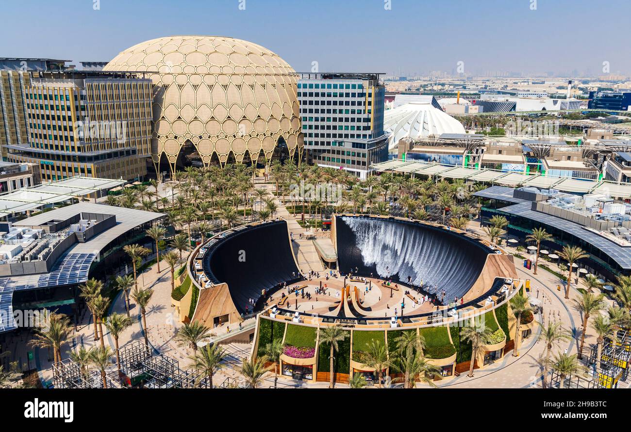 Dubai, VAE - 10.23.2021 Realansicht einiger Pavillons, Al Wasl Dome und Wasserspiel auf der EXPO 2020. Stockfoto