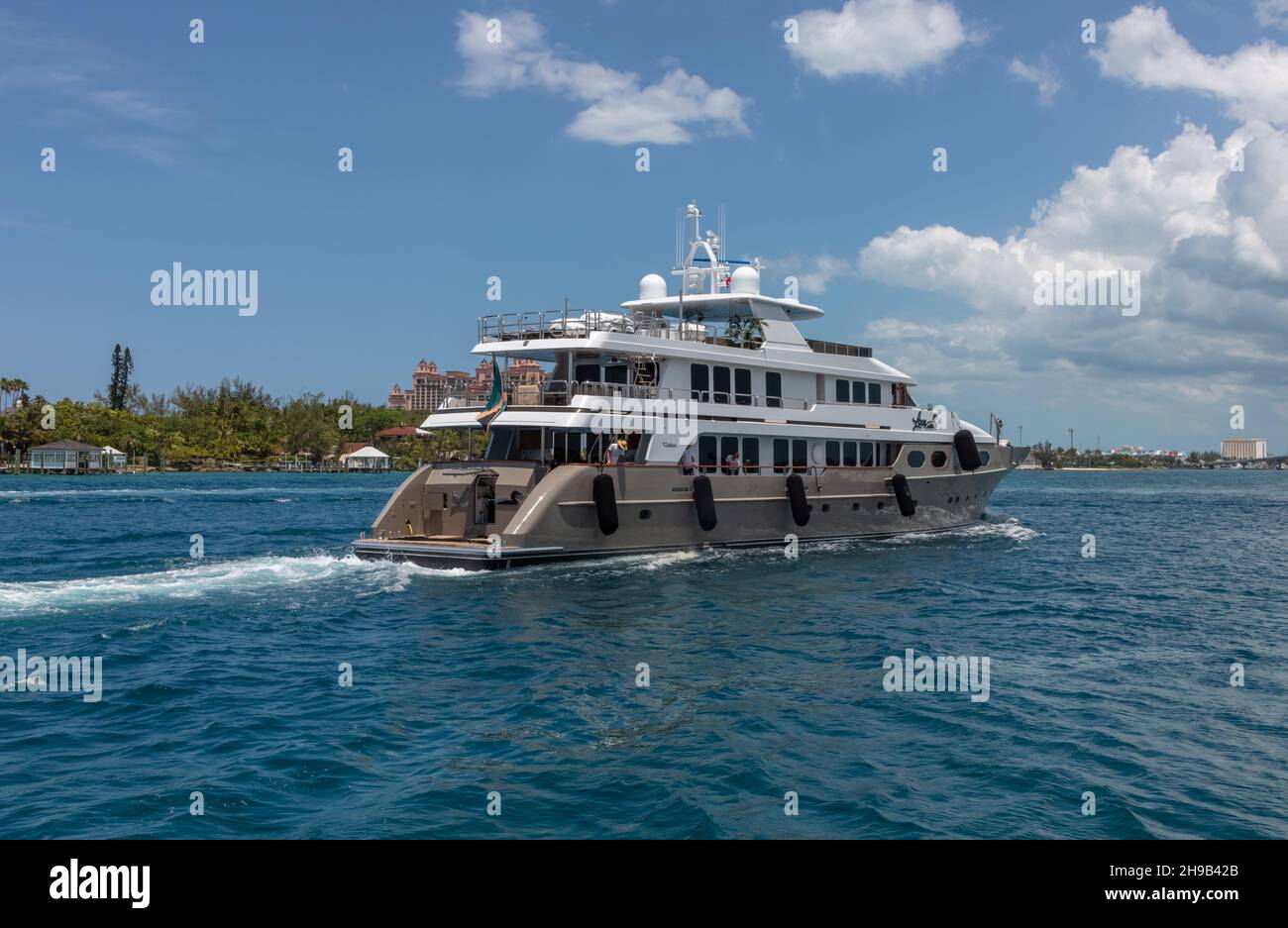 Nassau, Bahamas - 14. Mai 2019: Luxusyacht Loon segelt im Hafen von Nassau. Einige Crew-Mitglieder auf offenen Decks. Türkisfarbenes Wasser im Vordergrund. Sh Stockfoto
