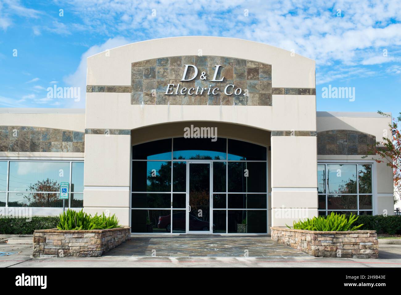 Houston, Texas USA 12-05-2021: Außengebäude der D & L Electric Company in Houston, TX. Amerikanischer gewerblicher und industrieller Stromlieferant. Stockfoto