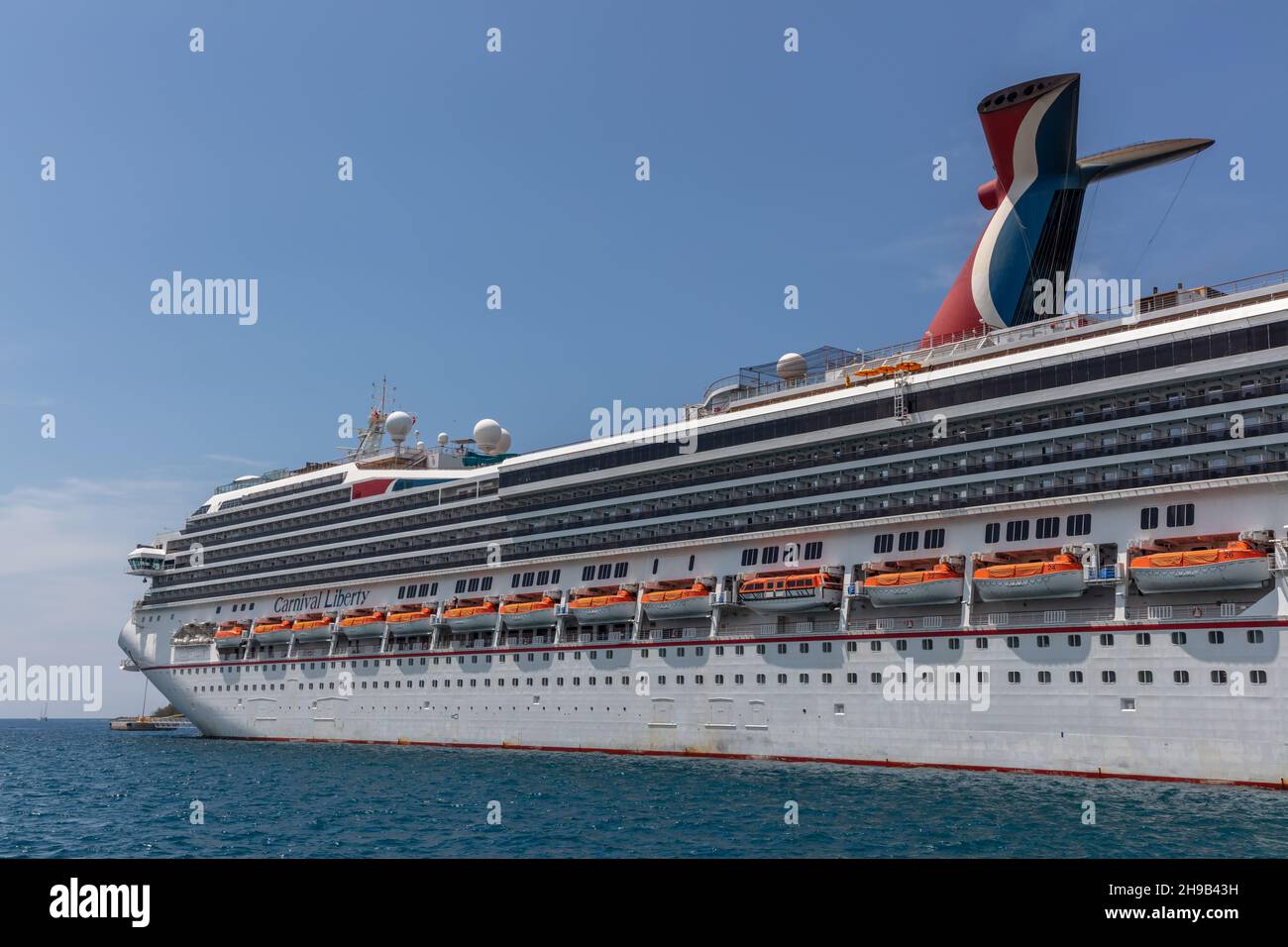 Nassau, Bahamas - 14. Mai 2019: Wunderschöne Aufnahme des Carnival Liberty-Schiffes, das an der Prince George Wharf angedockt ist. Blauer klarer Himmel im Hintergrund. Stockfoto