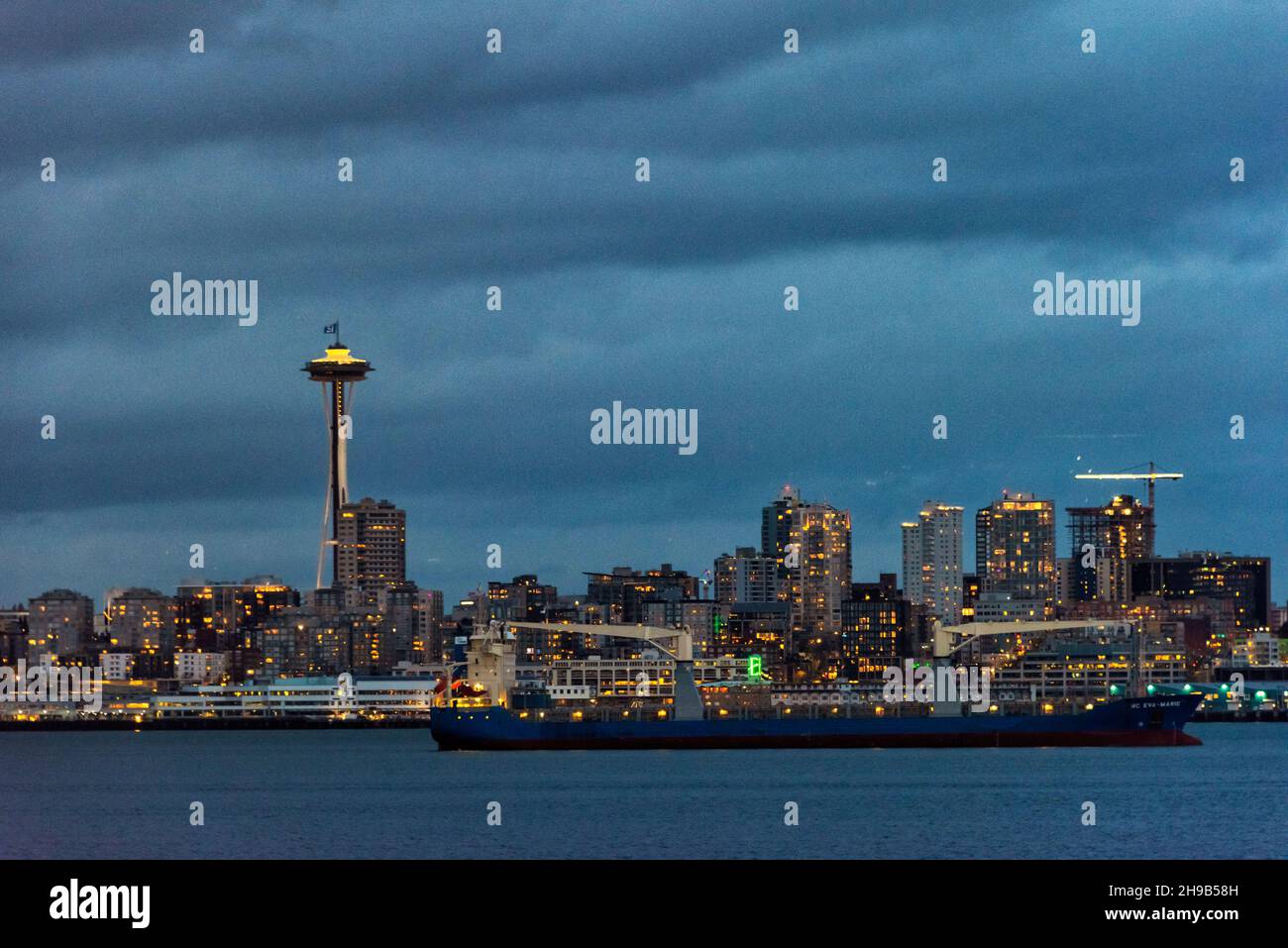 Blick auf Hochhäuser in Seattle entlang der Uferpromenade, Seattle, Staat Washington, USA Stockfoto