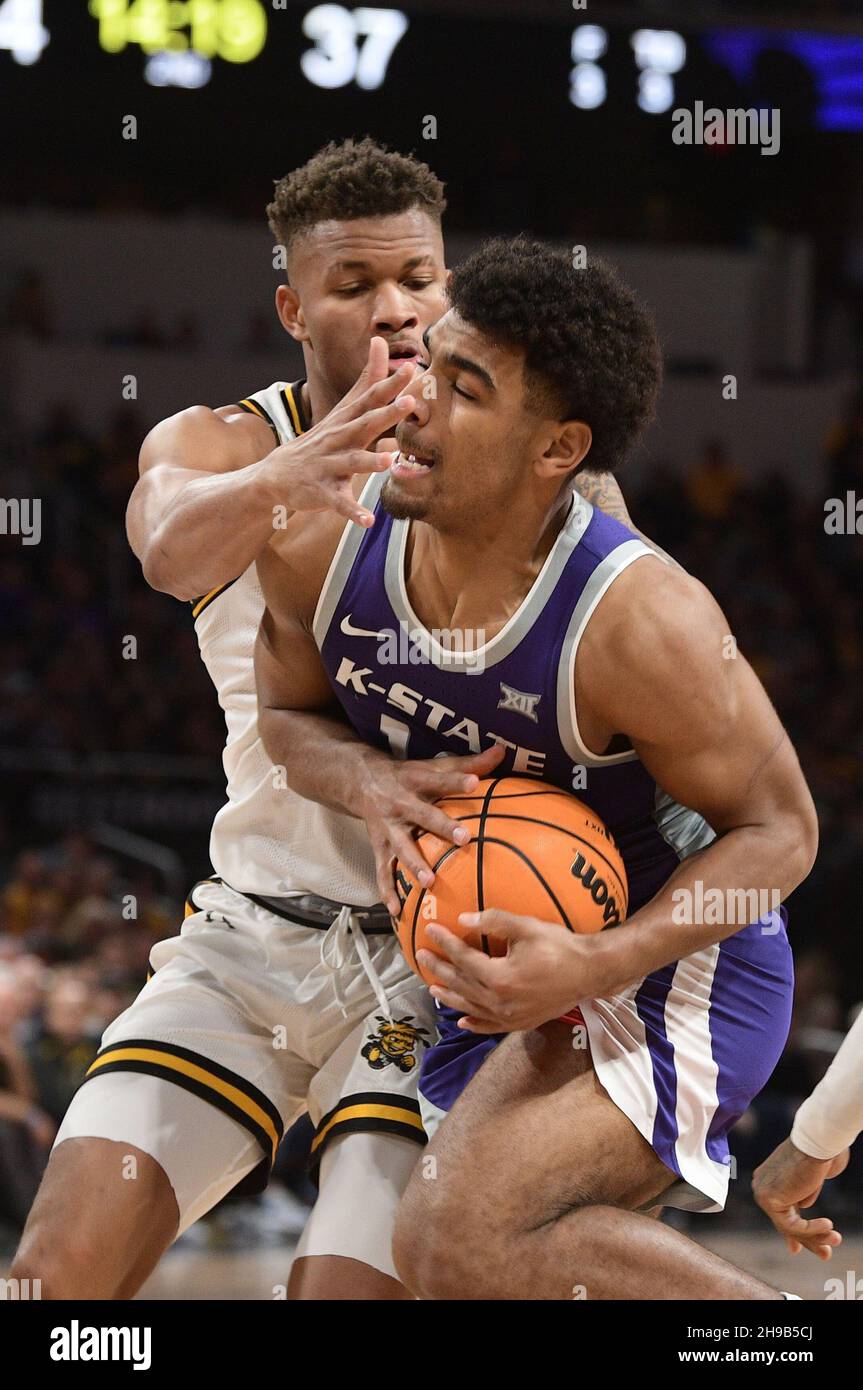 Wichita, Kansas, USA. 05th Dez 2021. Mark Smith (13), Wächter der Wildkatzen im Bundesstaat Kansas, fährt zum Korb, während der Wichita State Shocker-Wächter Dexter Dennis (0) während des NCAA-Basketballspiels zwischen den Kansas State Wildcats und den Wichita State Shockers in der Intrust Bank Arena in Wichita, Kansas, verteidigt. Kendall Shaw/CSM/Alamy Live News Stockfoto