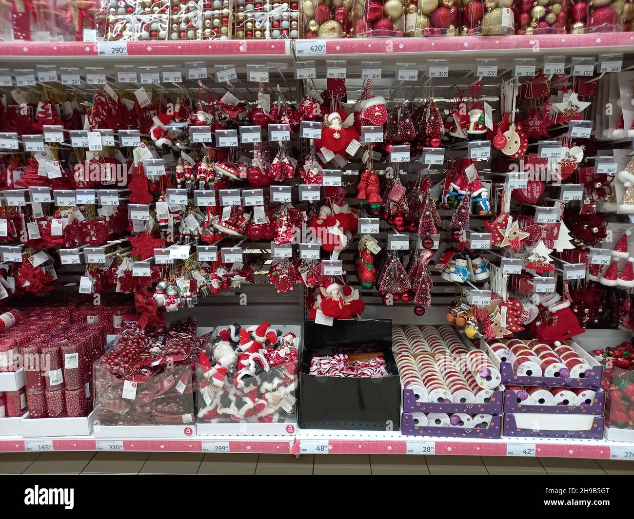 Neujahrsbummel. Verkauf von Weihnachtsbaumschmuck. Stockfoto