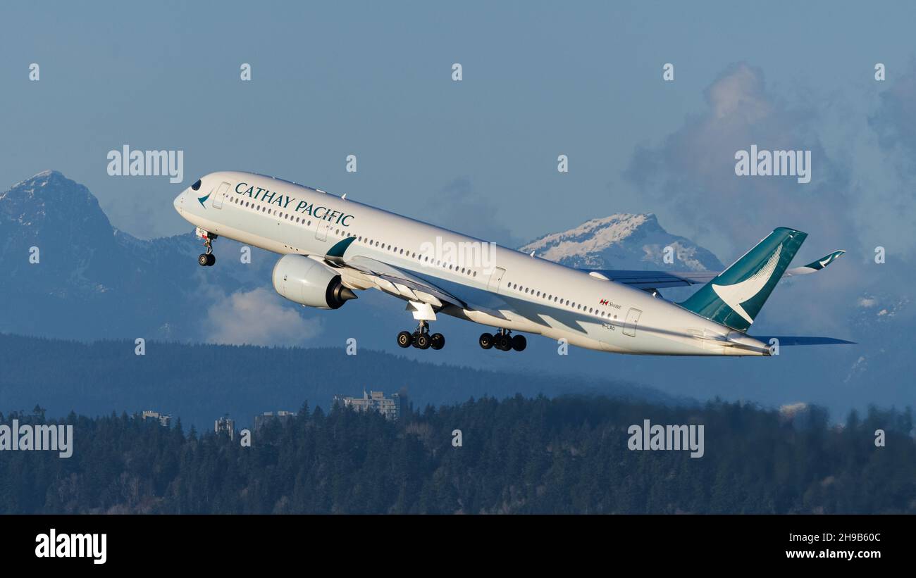 Richmond, British Columbia, Kanada. 2nd Dez 2021. Ein Cathay Pacific Airways Airbus A350-900 Jet (B-LRO) hebt vom internationalen Flughafen Vancouver ab. (Bild: © Bayne Stanley/ZUMA Press Wire) Stockfoto