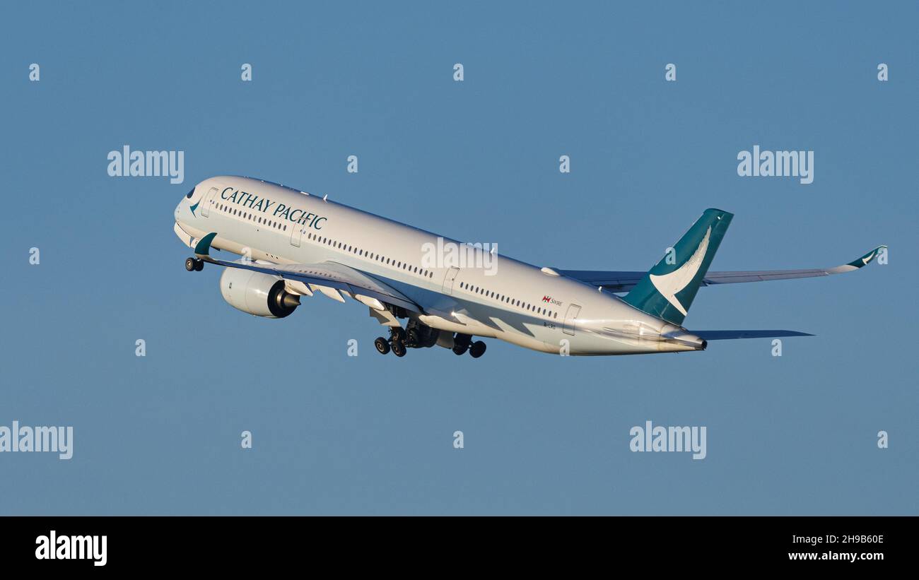 Richmond, British Columbia, Kanada. 2nd Dez 2021. Ein Cathay Pacific Airways Airbus A350-900 Jet (B-LRO) hebt vom internationalen Flughafen Vancouver ab. (Bild: © Bayne Stanley/ZUMA Press Wire) Stockfoto