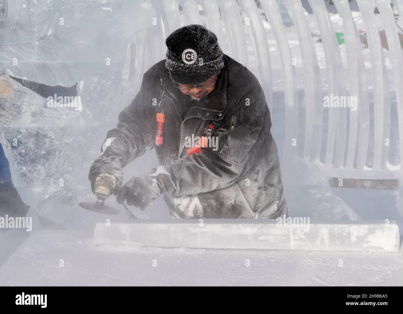 Künstler, der während des Ice Magic Festivals, Lake Louise, Banff National Park, Alberta, Kanada, an Eisskulpturen arbeitet Stockfoto