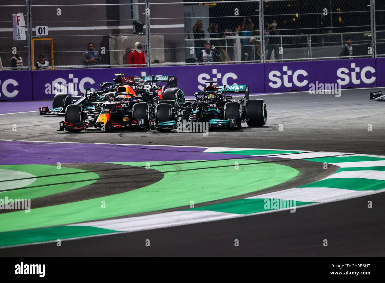 Start des Rennens: HAMILTON Lewis (gbr), Mercedes AMG F1 GP W12 E Performance, VERSTAPPEN Max (NED), Red Bull Racing Honda RB16B, Einsatz beim Formel 1 stc Saudi Arabian Grand Prix 2021, 21th Lauf der FIA Formel 1 Weltmeisterschaft 2021 vom 3. Bis 5. Dezember, 2021 auf der Rennstrecke von Jeddah Corniche in Jeddah, Saudi-Arabien - Foto: Dppi/DPPI/LiveMedia Stockfoto