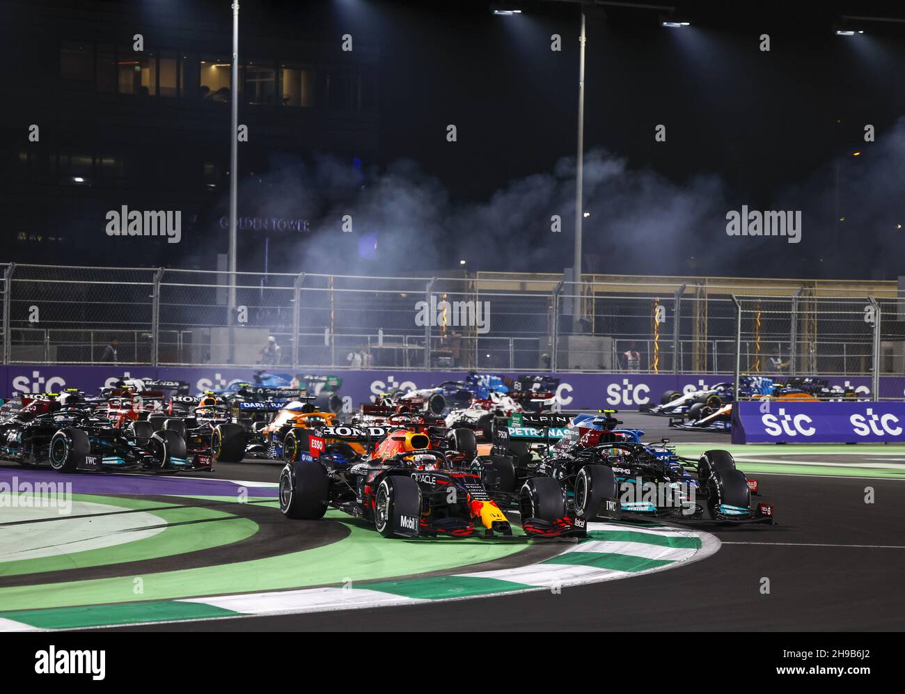 Start des Rennens: VERSTAPPEN Max (NED), Red Bull Racing Honda RB16B, HAMILTON Lewis (gbr), Mercedes AMG F1 GP W12 E Performance, Action während des Formel 1 stc Saudi Arabian Grand Prix 2021, 21th Lauf der FIA Formel 1 Weltmeisterschaft 2021 vom 3. Bis 5. Dezember, 2021 auf der Rennstrecke von Jeddah Corniche in Jeddah, Saudi-Arabien - Foto: Dppi/DPPI/LiveMedia Stockfoto