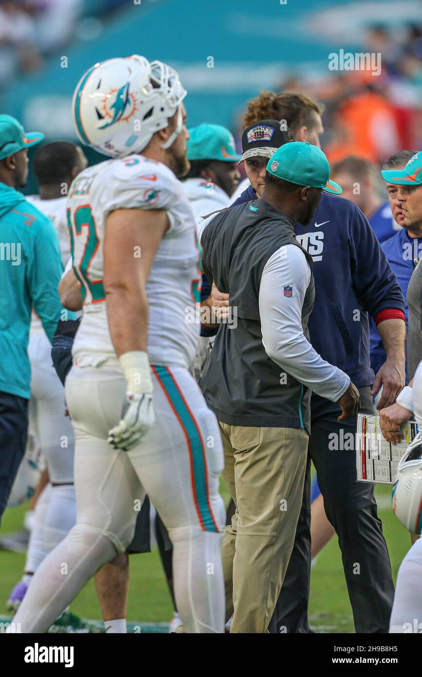 Sonntag, 5. Dezember 2021; Miami Gardens, FL USA; Miami Dolphins Cheftrainer Brian Flores umarmt New York Giants Cheftrainer Joe Judge nach einem NFL-Spiel im Hard Rock Stadium. Die Delfine besiegten die Giants mit 20:9. (Kim Hukari/Bild des Sports) Stockfoto