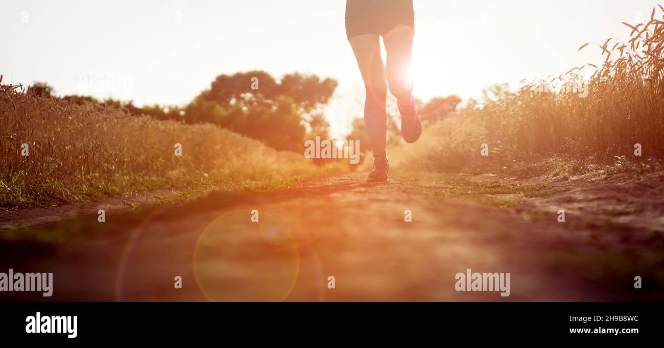 Junges Mädchen läuft draußen. Stockfoto