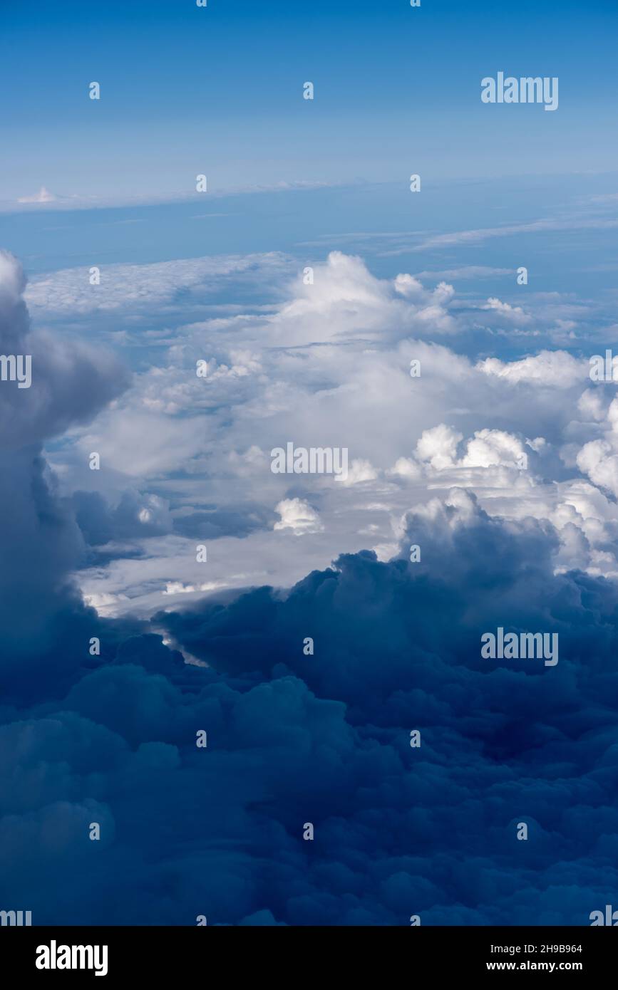 Blick auf die Wolken aus dem Flugzeug Stockfoto