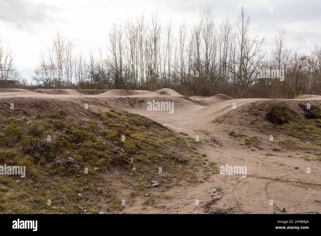 Skatepark und Mountainbike-Pumptrack für Kinder im Herbst Stockfoto