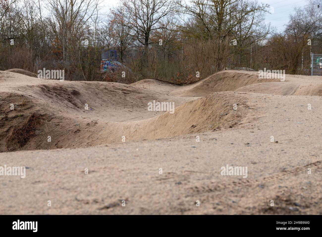 Skatepark und Mountainbike-Pumptrack für Kinder im Herbst Stockfoto