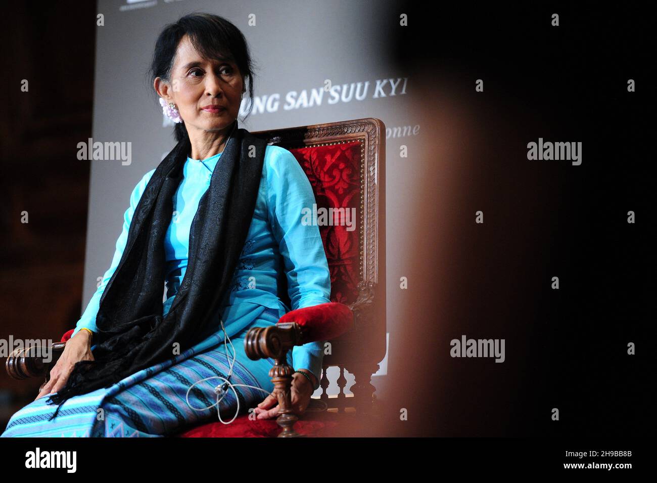 File Photo vom 28. Juni 2012 von Myanmars Demokratie-Champion und Friedensnobelpreisträgerin Aung San Suu Kyi ist während einer Konferenz an der Pariser Sorbonne-Universität in Frankreich abgebildet. Aung San Suu Kyi, die aus Myanmar gedrängte Führerin, wurde zu vier Jahren Gefängnis verurteilt, das erste in einer Reihe von Urteilen, die sie lebenslänglich inhaftieren könnten. Sie wurde wegen Anstiftung zu Dissens und des Vergehens gegen die Covid-Regeln nach einem Naturkatastrophen-Gesetz für schuldig befunden. Foto von Mousse/ABACAPRESS.COM Stockfoto