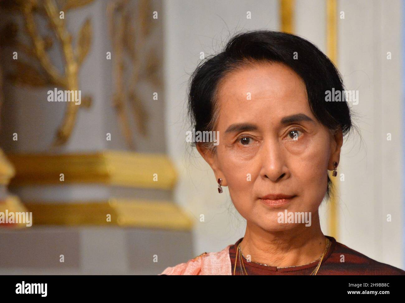 Datei-Foto vom 15. April 2014 von Myanmar Oppositionsführerin und Friedensnobelpreisträgerin Aung San Suu Kyi im Elysee-Präsidentenpalast in Paris, Frankreich. Aung San Suu Kyi, die aus Myanmar gedrängte Führerin, wurde zu vier Jahren Gefängnis verurteilt, das erste in einer Reihe von Urteilen, die sie lebenslänglich inhaftieren könnten. Sie wurde wegen Anstiftung zu Dissens und des Vergehens gegen die Covid-Regeln nach einem Naturkatastrophen-Gesetz für schuldig befunden. Foto von Christian Liewig/ABACAPRESS.COM Stockfoto