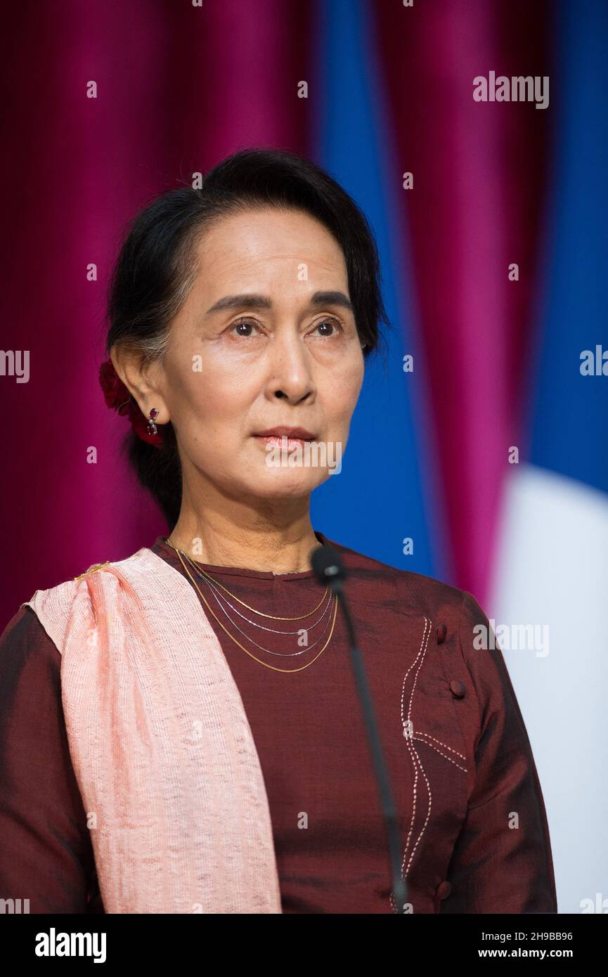 Datei-Foto vom 15. April 2014 von Myanmar Oppositionsführerin und Friedensnobelpreisträgerin Aung San Suu Kyi im Elysee-Präsidentenpalast in Paris, Frankreich. Aung San Suu Kyi, die aus Myanmar gedrängte Führerin, wurde zu vier Jahren Gefängnis verurteilt, das erste in einer Reihe von Urteilen, die sie lebenslänglich inhaftieren könnten. Sie wurde wegen Anstiftung zu Dissens und des Vergehens gegen die Covid-Regeln nach einem Naturkatastrophen-Gesetz für schuldig befunden. Foto von Nicolas Gouhier/ABACAPRESS.COM Stockfoto