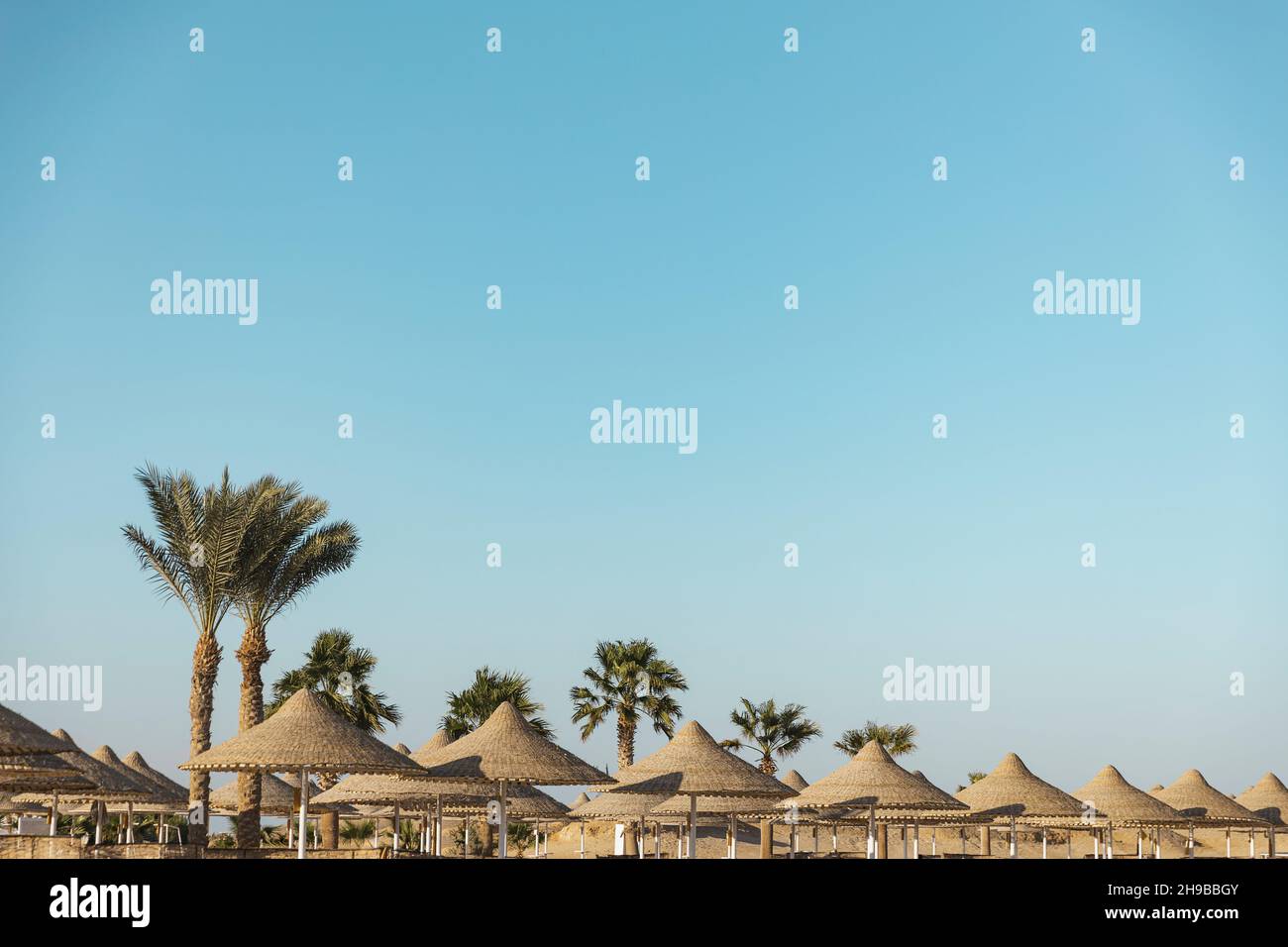 Strohschirm oder Strohhütte mit wunderschönem Blick auf den tropischen Strand Stockfoto