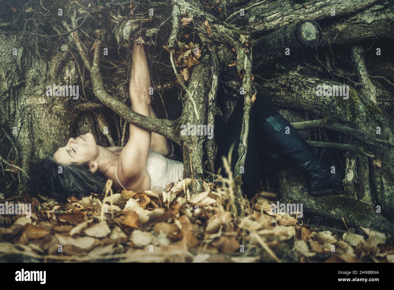 Sexy Frau als Teil des Baumes. Stockfoto