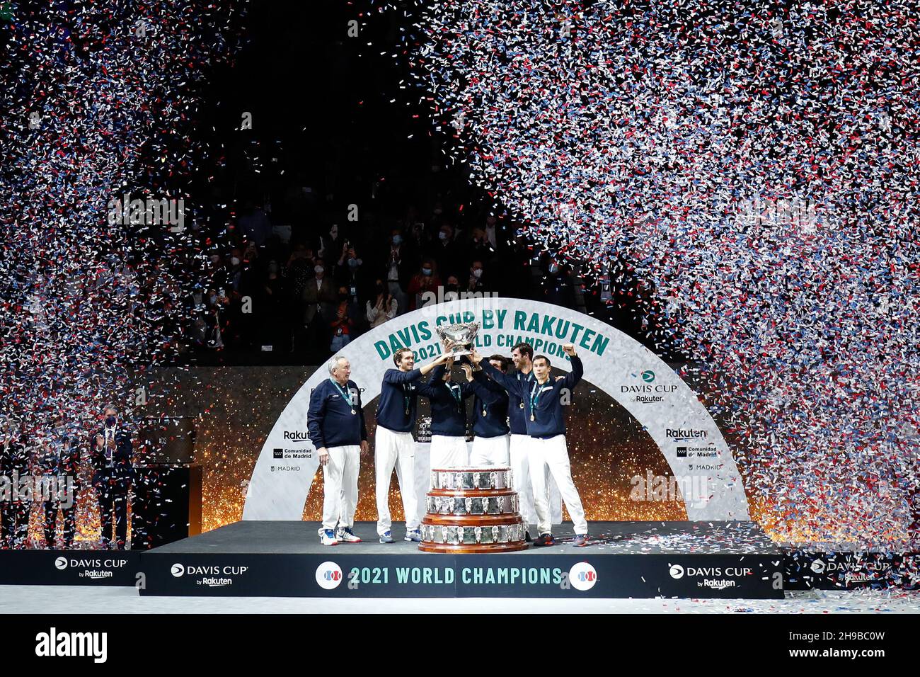 Russland-Team feiert den Sieg mit der Trophäe beim Finale des Davis Cup 2021, Tennisspiels zwischen Russland und Kroatien am 5. Dezember 2021 in der Madrid Arena in Madrid, Spanien - Foto: Oscar Barroso/DPPI/LiveMedia Stockfoto