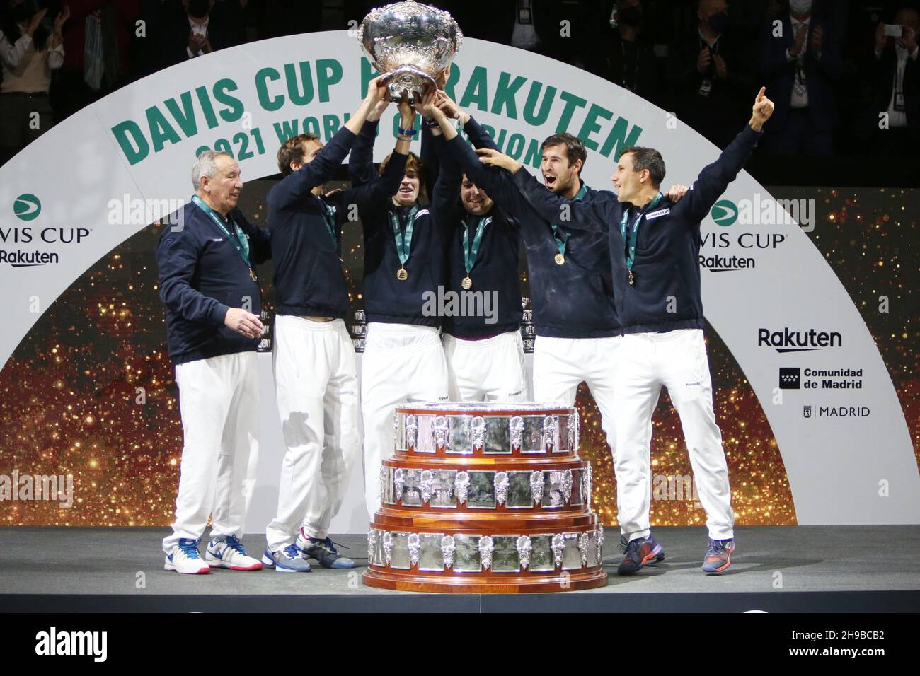 Russland-Team feiert den Sieg mit der Trophäe beim Finale des Davis Cup 2021, Tennisspiels zwischen Russland und Kroatien am 5. Dezember 2021 in der Madrid Arena in Madrid, Spanien - Foto: Laurent Lairys/DPPI/LiveMedia Stockfoto