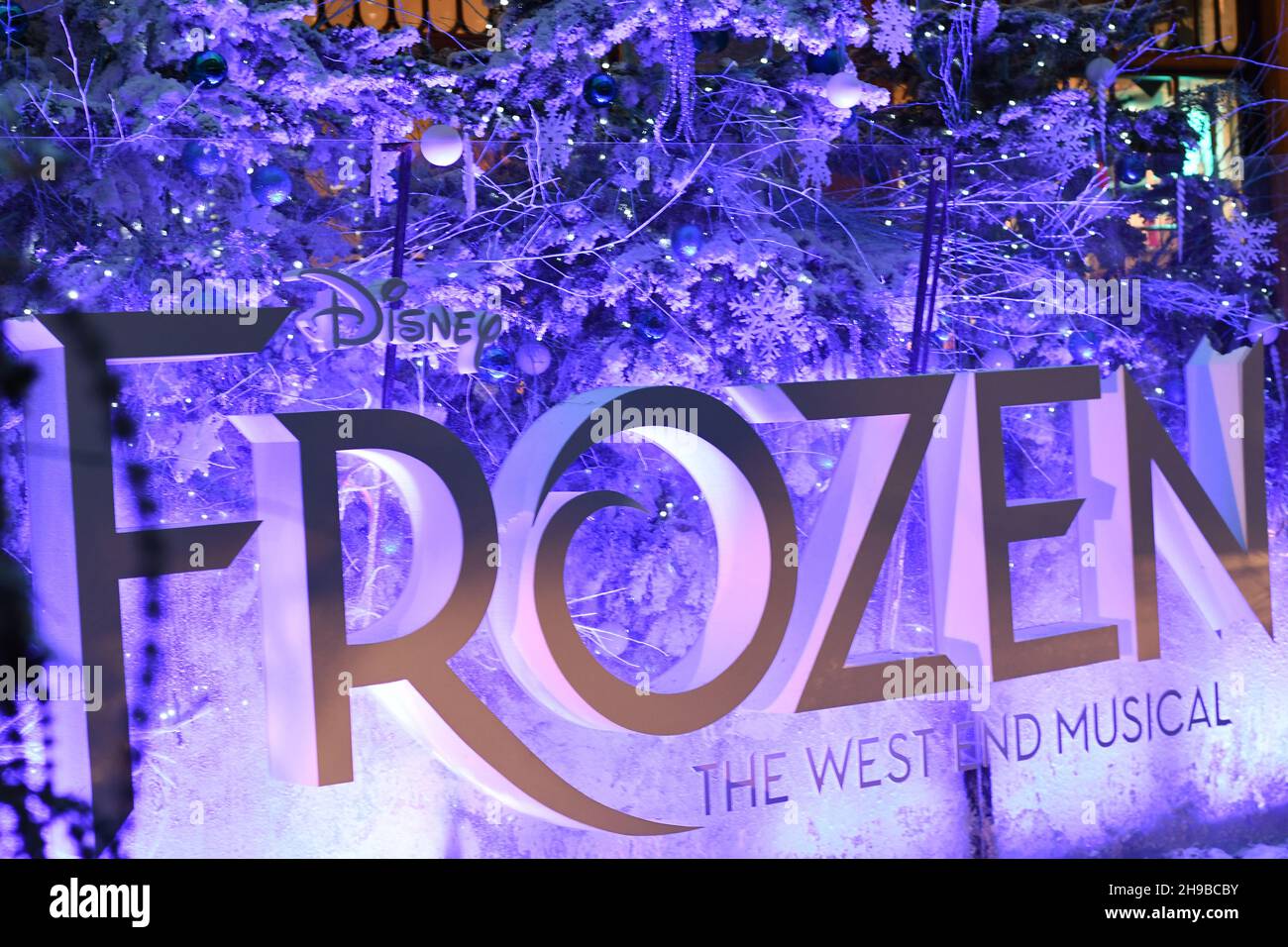 Disney's Frozen großes Schild, das das West End-Musical mit einer winterlichen Szene dahinter anwirbt Stockfoto