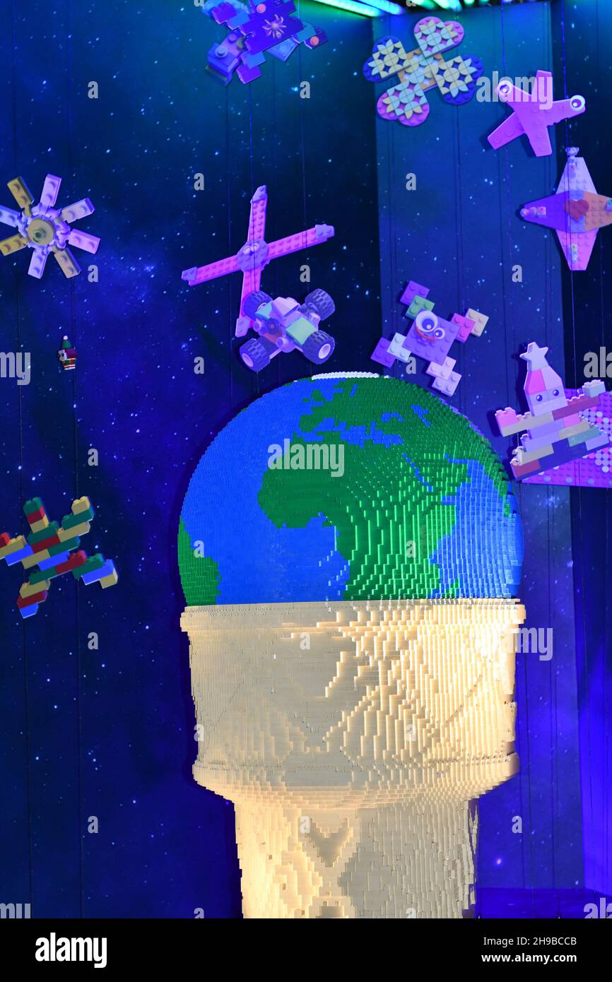 Ein Lego-Modell der Erde, dargestellt als Eis in einem Eis-Kegel-Klima-Notfall Stockfoto