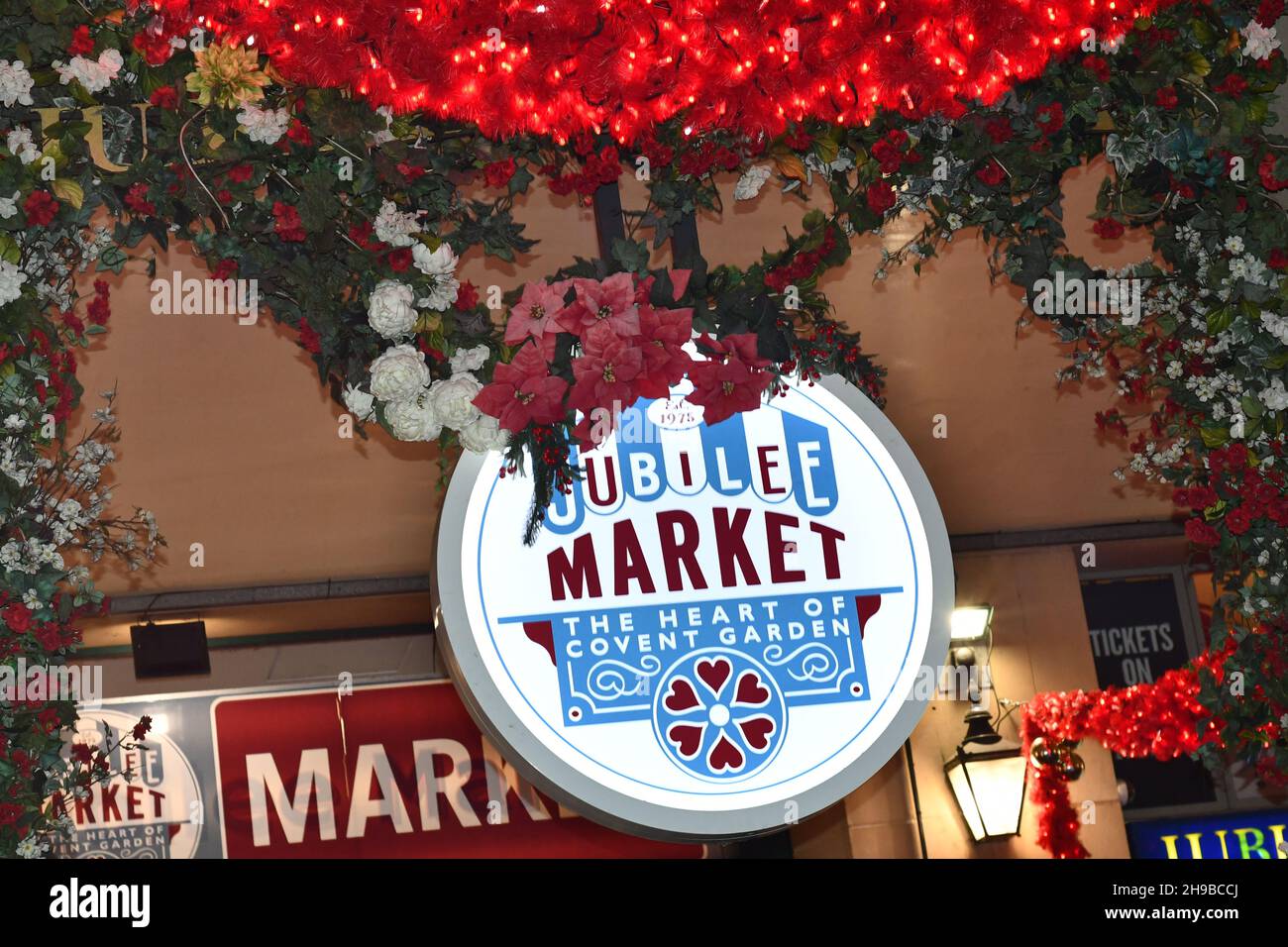 Das kreisförmige Schild des Jubilee Market im Herzen von Covent Garden, umgeben von einer festlichen Girlande Stockfoto