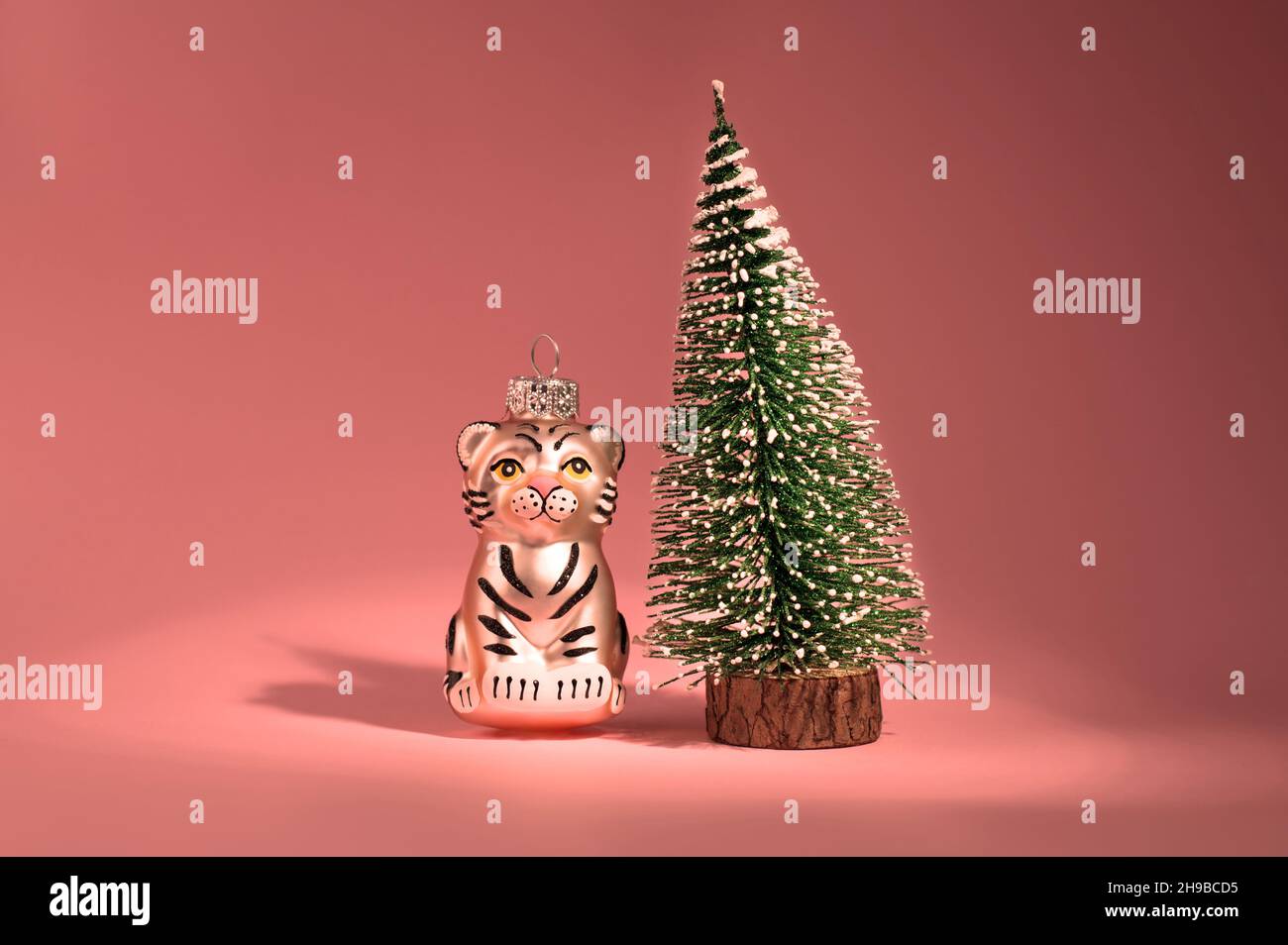 Tiger Weihnachtsspielzeug als Symbol des Jahres Lunar chinesischen Kalender auf einer Grußkarte. Neujahrsbanner mit Spielzeug-Weihnachtsbaum gegen. Stockfoto