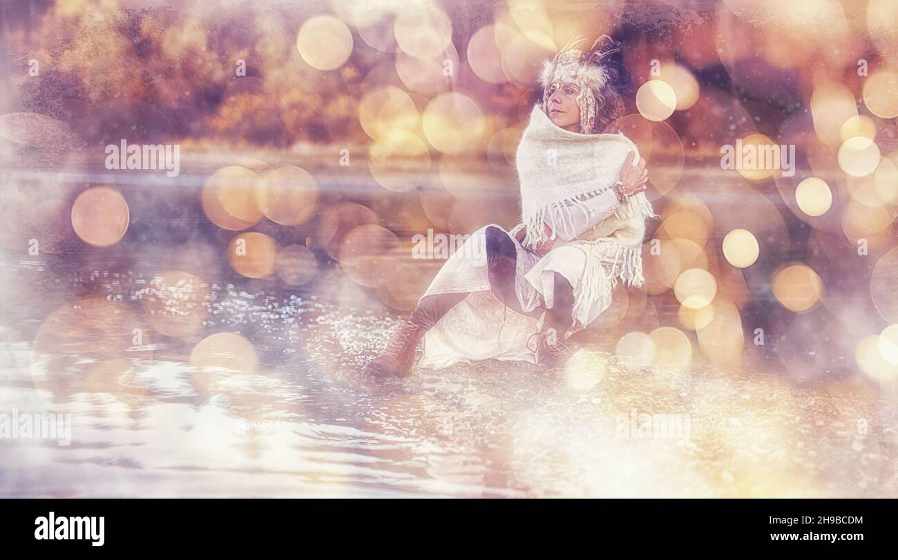 Wunderschönes schamanisches Mädchen in der Natur. Stockfoto