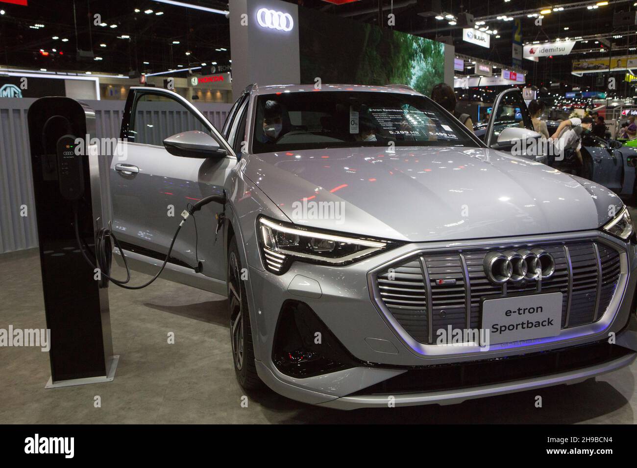 Parkked, Nonthaburi, Thailand. 4th Dez 2021. Der Audi-Stand präsentierte sein neuestes Elektrofahrzeug, den e-tron.die Veranstaltung 'The 38th Motor Expo - Motor Expo 2021'' unter dem Begriff 'Happy Motor Vehicles' (ZEIT zum GENIESSEN!), Ein Treffpunkt und Meinungsaustausch über diejenigen, die Autos lieben Diese Veranstaltung sammelt neue Autos des Jahres. Mit vollen Aktionen für das Ende des Jahres 2021, beginnend am 1-12. Dezember 2021 im IMPACT Challenger 1-3 Building, Muang Thong Thani. (Bild: © Atiwat Silpamethanont/Pacific Press via ZUMA Press Wire) Stockfoto