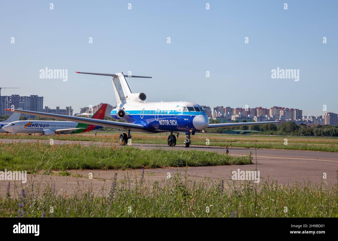 Kiew, Ukraine - 27. Juni 2020: Flugzeug Yakovlev Yak-40, Motor Sich Airlines. Ebene UR-88310 Stockfoto