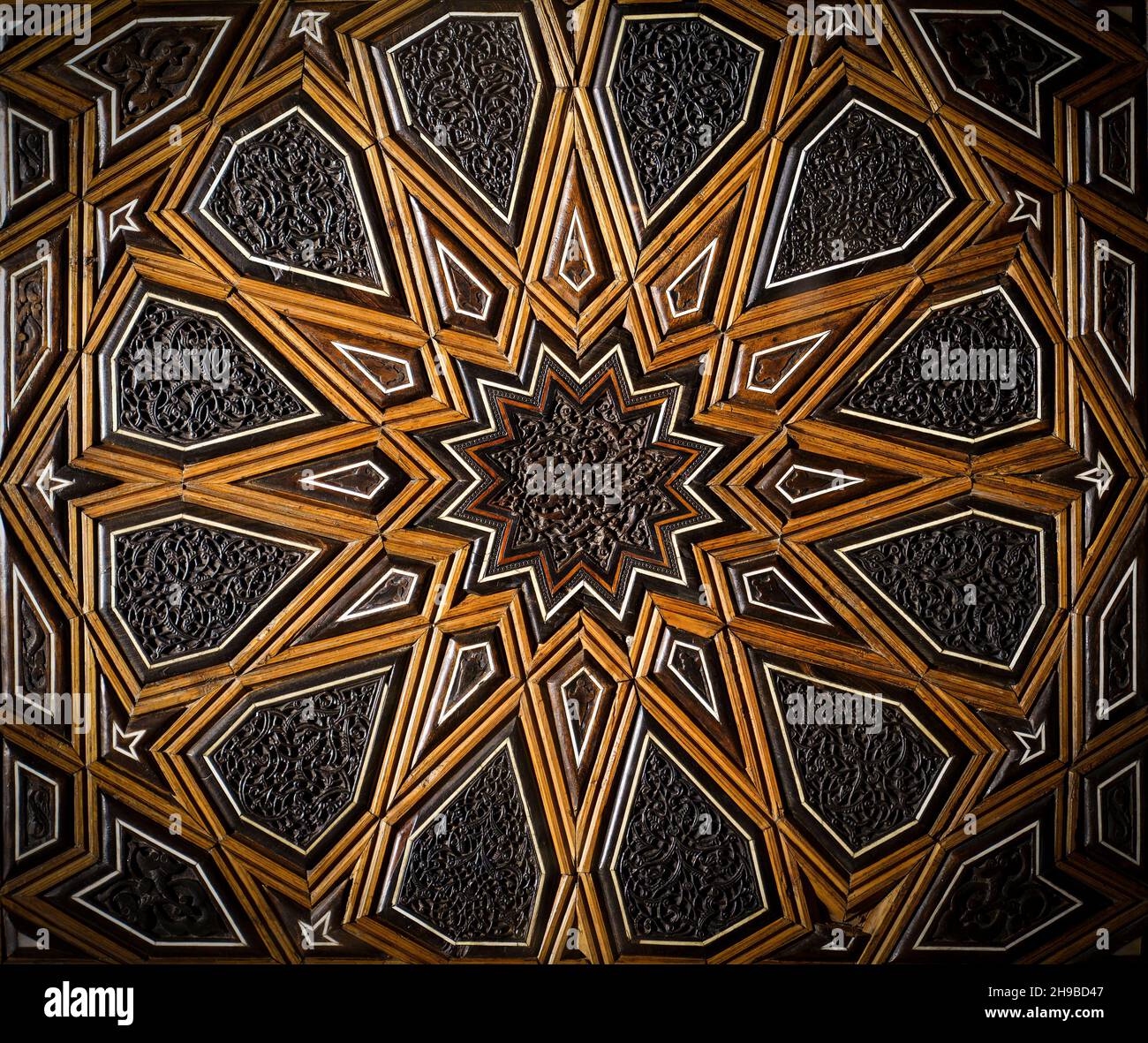 Islam arabisches Muster. Dekorieren von Fliesen an der Wandverkleidung in Marokko. Geometrische abstrakte muslimische Textur. Hochwertige Fotos Stockfoto