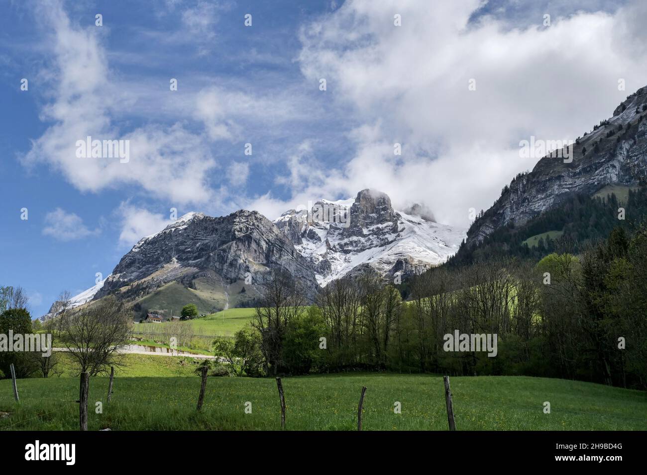 Blick auf den Gipfel von La Tournette in der Nähe des Sees von Annecy Stockfoto