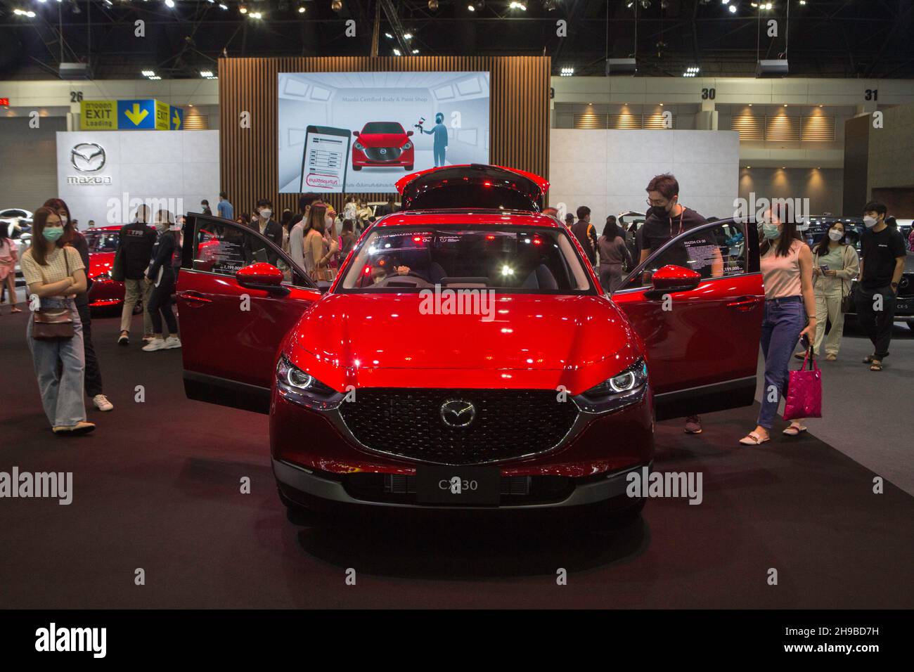 Parkked, Nonthaburi, Thailand. 4th Dez 2021. Die Besucher der Motor Expo schauen sich die Autos von Mazda Motors an.die Veranstaltung ''The 38th Motor Expo - Motor Expo 2021'' unter dem Konzept ''Happy Motor Vehicles'' (ZEIT zum GENIESSEN!), Ein Treffpunkt und Meinungsaustausch über diejenigen, die Autos lieben Diese Veranstaltung sammelt neue Autos des Jahres. Mit vollen Aktionen für das Ende des Jahres 2021, beginnend am 1-12. Dezember 2021 im IMPACT Challenger 1-3 Building, Muang Thong Thani. (Bild: © Atiwat Silpamethanont/Pacific Press via ZUMA Press Wire) Stockfoto