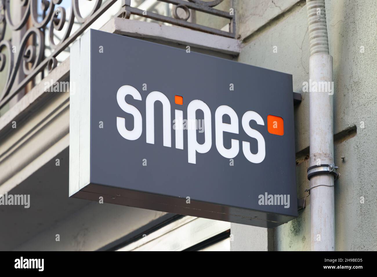 VALENCIA, SPANIEN - 01. DEZEMBER 2021: Snipes ist einer der größten Sneaker- und Streetwear-Händler in Europa Stockfoto