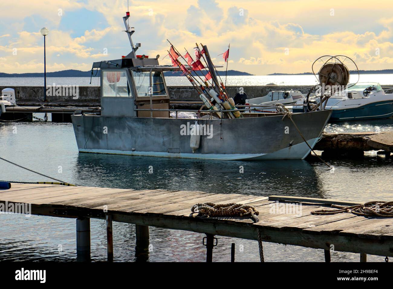 Fischerboot gegen das Licht Stockfoto