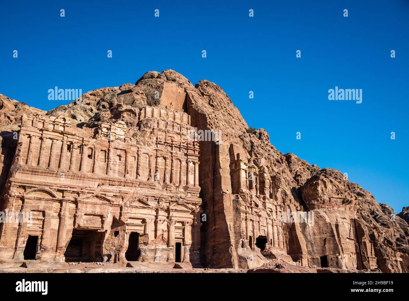 Blick auf die Königsgräber in Petra, Jordanien mit einem wunderschönen tiefblauen Himmel Stockfoto