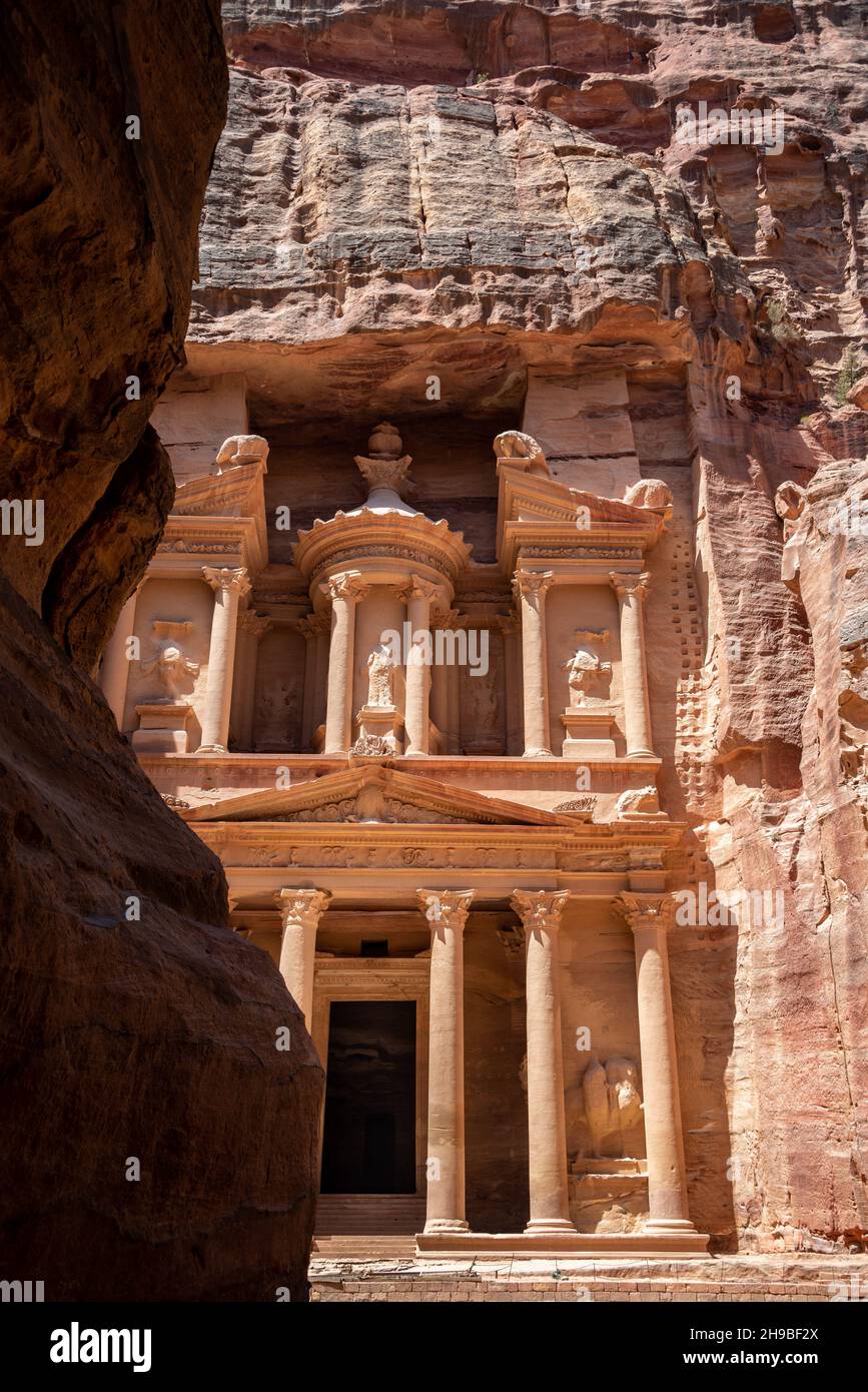 Fantastische Aussicht auf die Schatzkammer, das berühmteste Denkmal in Petra, Jordanien Stockfoto