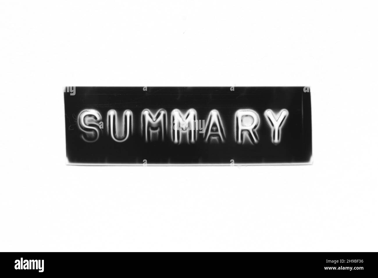 Schwarzes Banner mit geprägtem Buchstaben und Wortzusammenfassung auf weißem Papierhintergrund Stockfoto