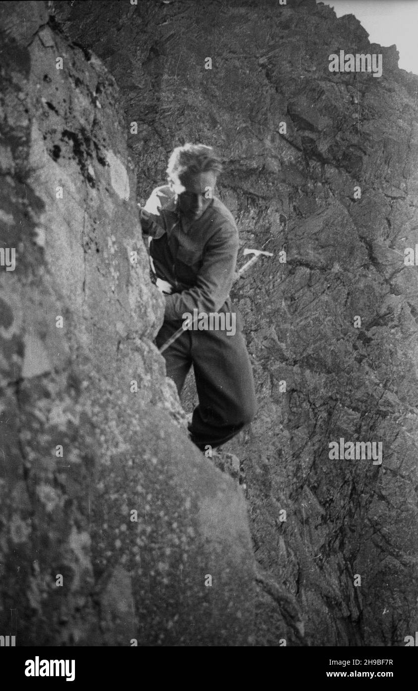 Zakopane, 1947-09. Tatry Zachodnie. NZ. Turysta na szlaku z KuŸnic na szczyt Kasprowy Wierch. po/mgs PAP Dok³adny dzieñ wydarzenia nieustalony. Zakopane, September 1947. Westliche Tatra. Im Bild: Touristen, die den Kasprowy Wierch Berg besteigen. po/mgs PAP Stockfoto