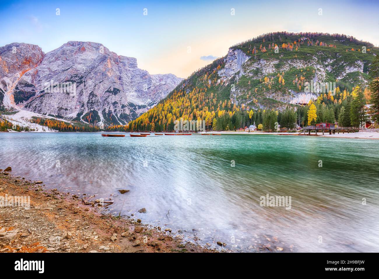 Außergewöhnliche Landschaft des berühmten Bergsees Prags im Herbst. Lage: Nationalpark Fanes-Sennes-Prags, Region Trentino-Südtirol , Provinz Bolzan Stockfoto