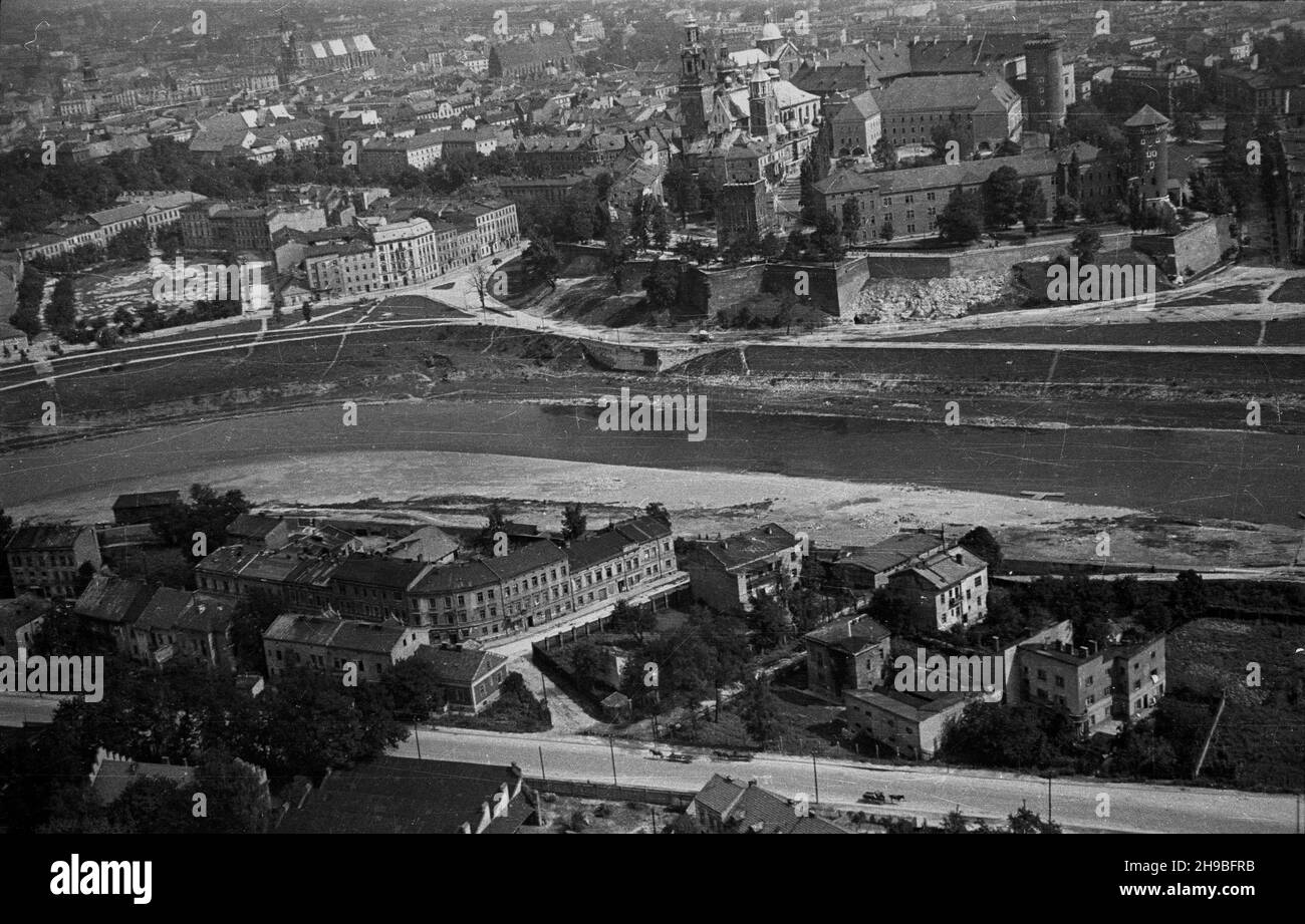 Kraków, 1947-09. Widok z lotu ptaka. NZ. widok na Zamek Królewski na Wzgórzu Wawelskim. po/mgs PAP Dok³adny dzieñ wydarzenia nieustalony. Krakau, 1947. September. Eine Vogelperspektive. Im Bild: Blick auf das königliche Schloss auf dem Wawel-Hügel. po/mgs PAP Stockfoto